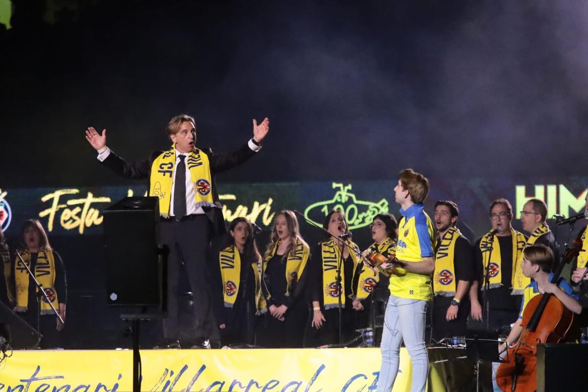 Los himnos oficial y del Centenario del Villarreal han sonado en La Cerámica.