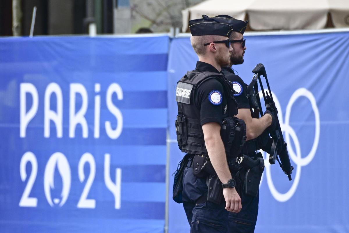La elevada presencia policial marca la ceremonia de inauguración olímpica en París.