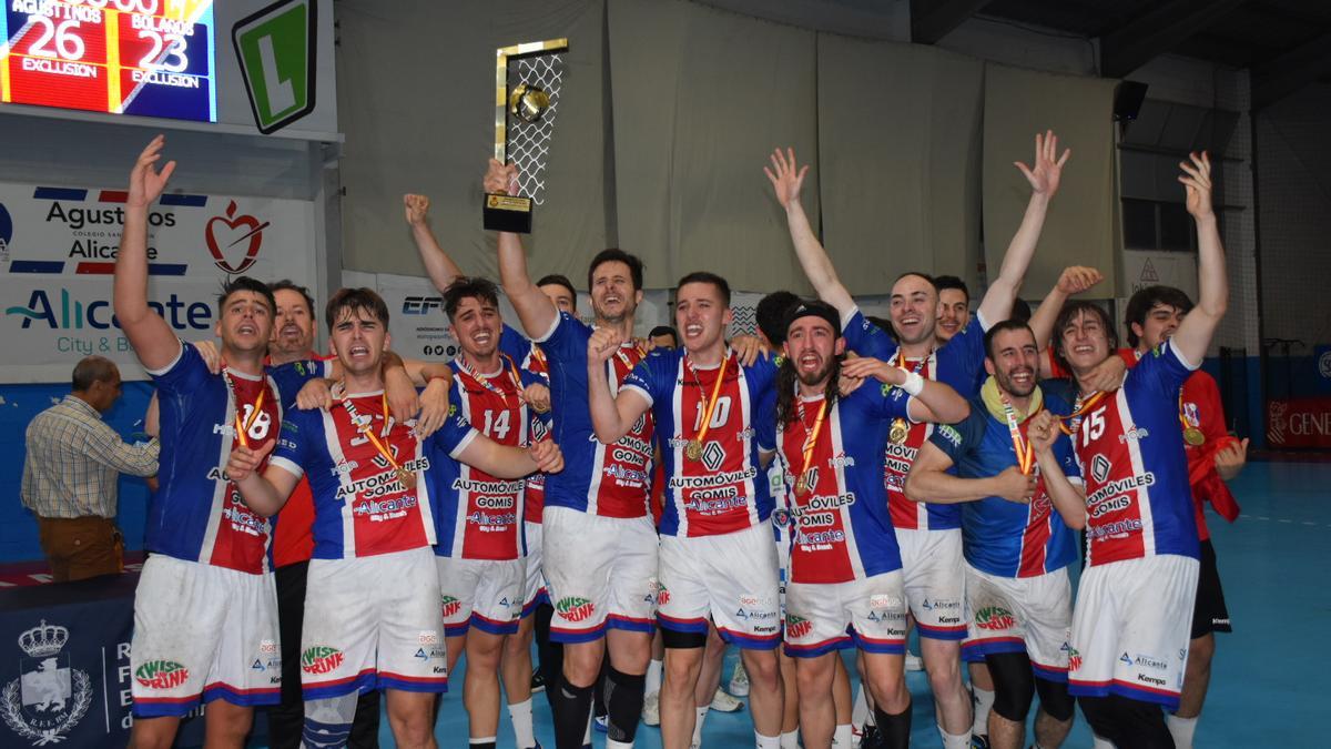 Los jugadores de la Fundación Agustinos celebran su ascenso a Plata con el trofeo.