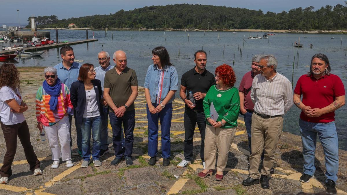 Dirigentes del BNG y la cofradía arropando a Pontón.