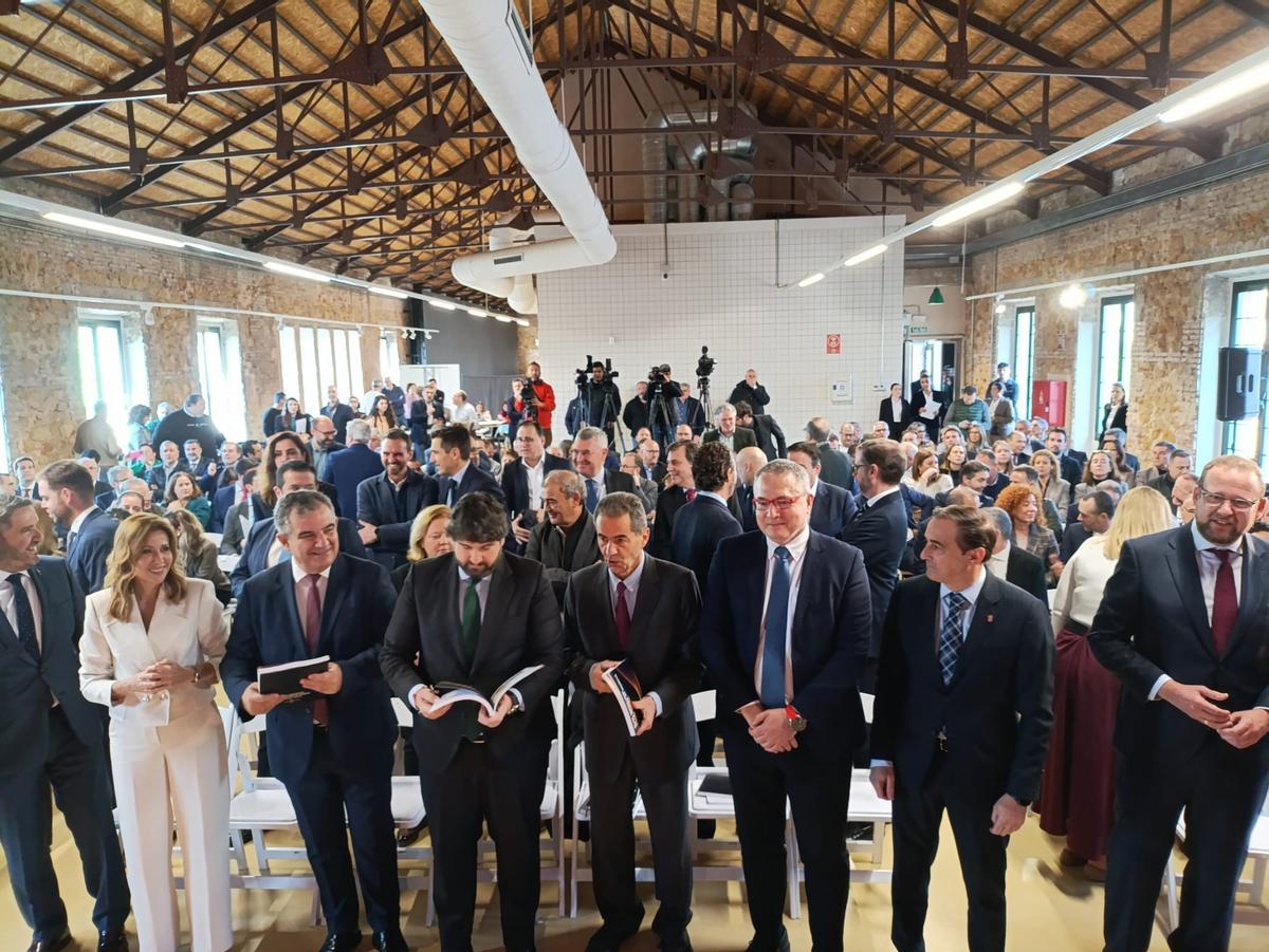 Foto de familia tras la presentación del Plan Industrial de la Región de Murcia.