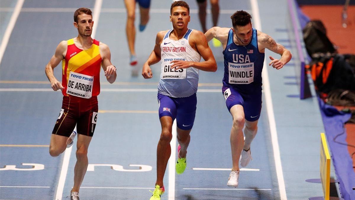 De Arriba se impone por fuera en su semifinal de 800 metros.