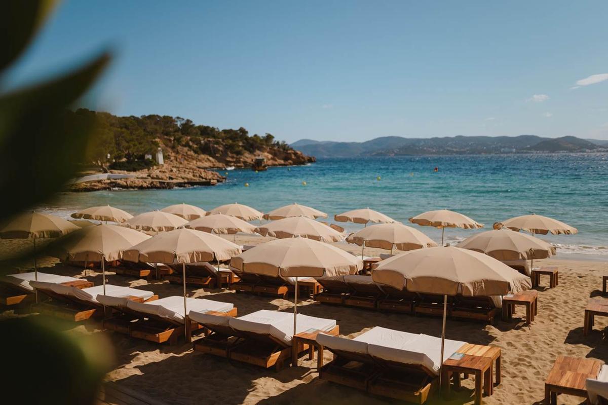 La zona de hamacas de CBbC, en Cala Bassa.