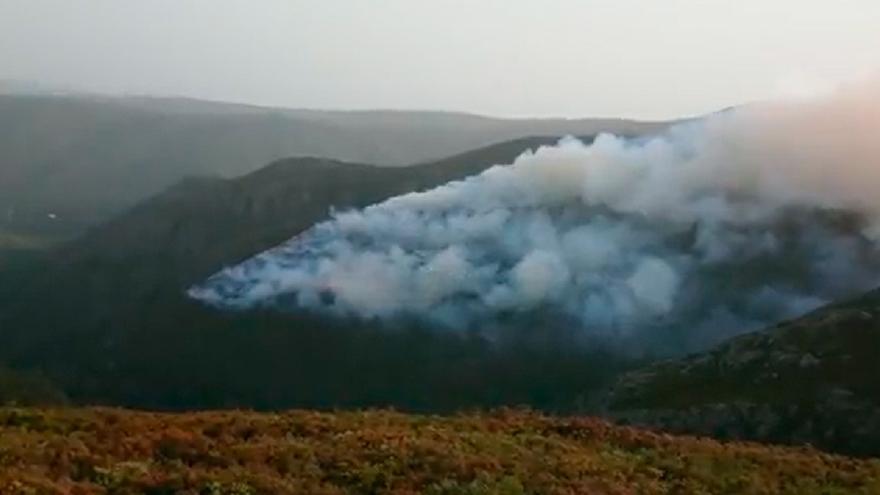 Un incendio afecta al parque natural de O Invernadoiro en Ourense