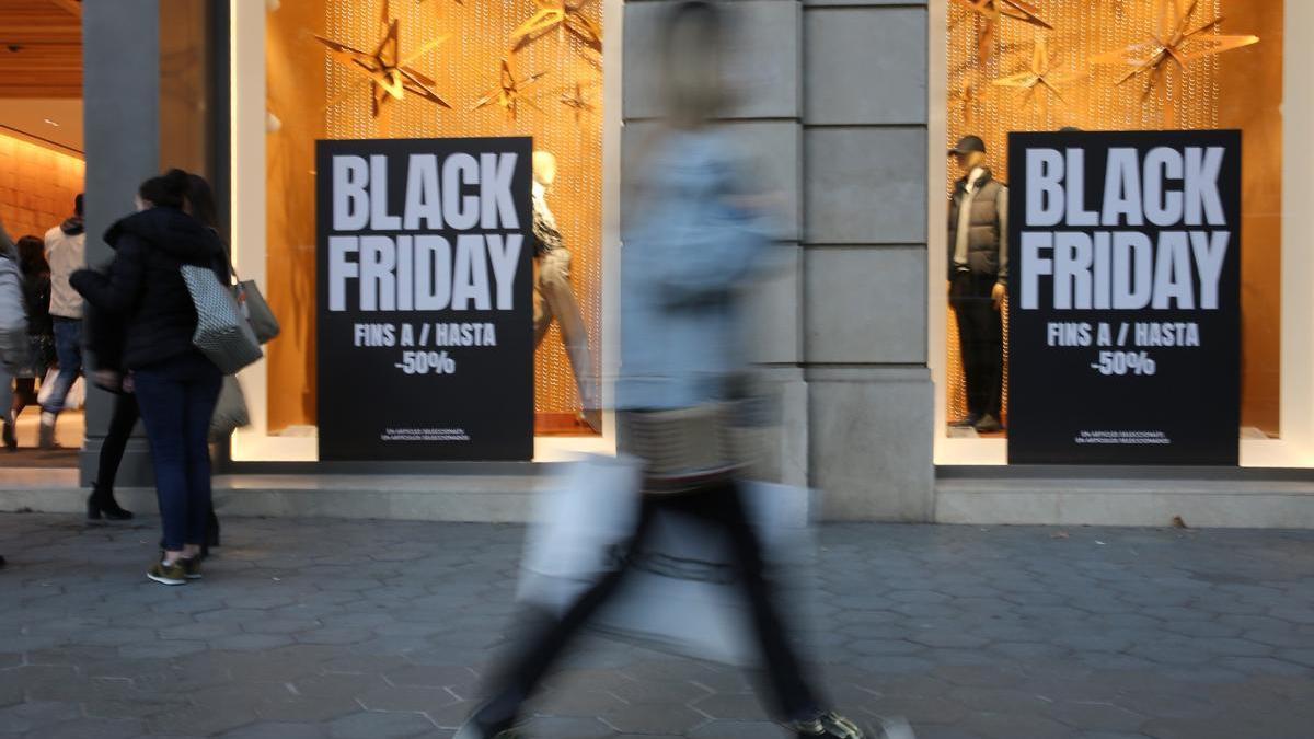 Un escaparate del centro de Barcelona durante el Black Friday del año pasado.