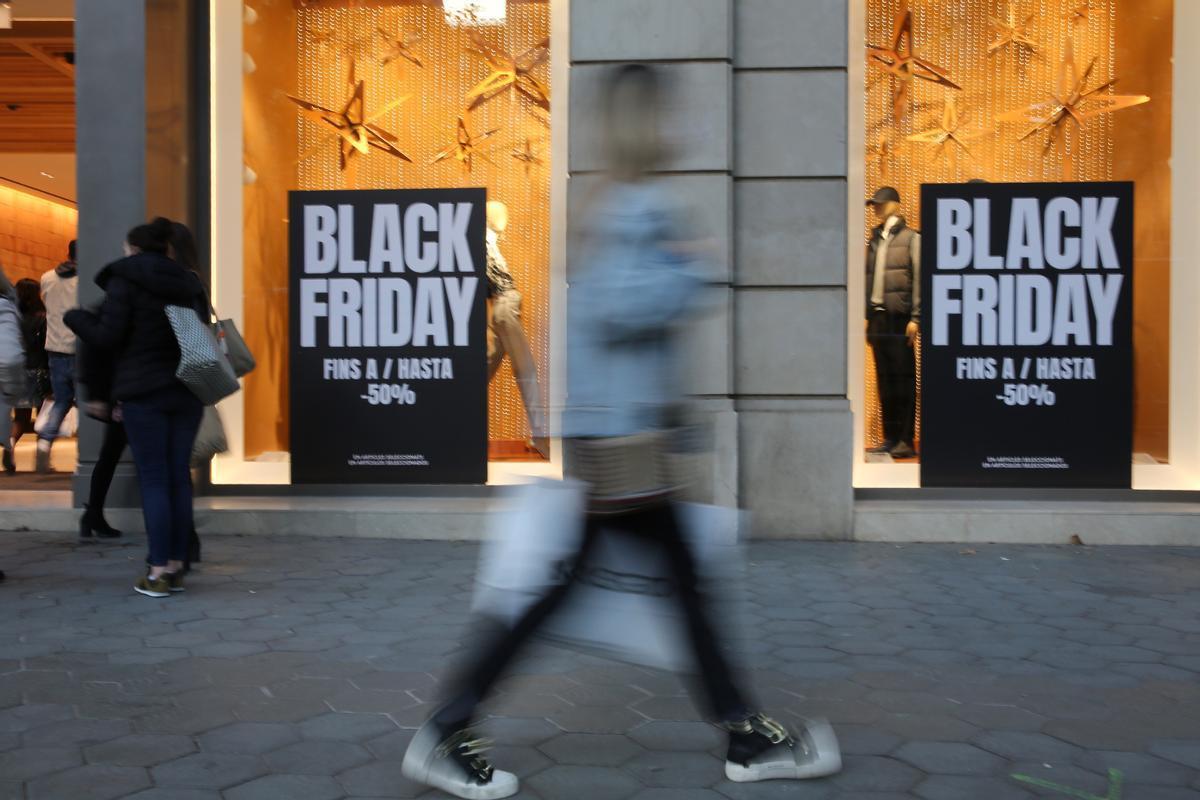 Un escaparate del centro de Barcelona durante el Black Friday del año pasado.