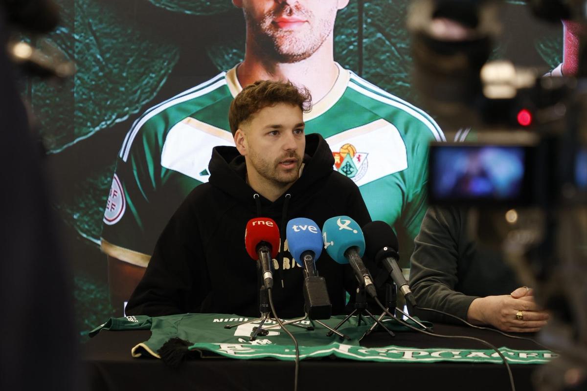 Nico Conesa, durante su presentación oficial con el Cacereño.