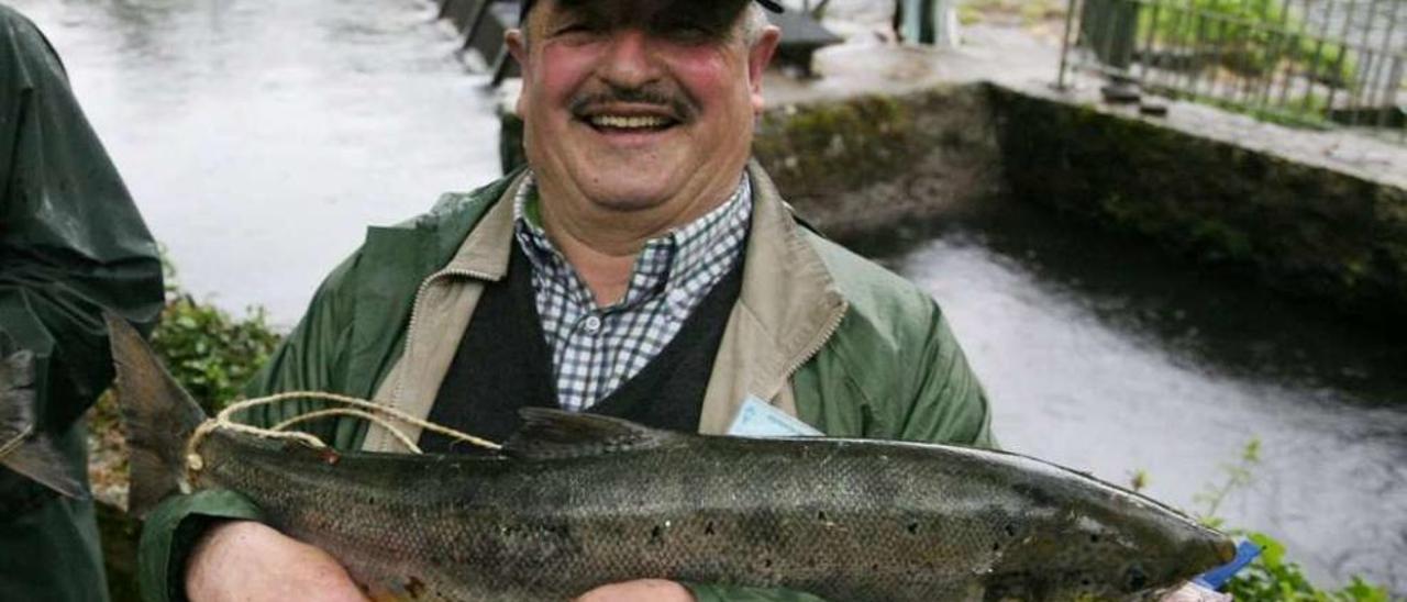 Manuel Órrea, el sábado, con el salmón que le hizo ganador. // Bernabé/Luismy