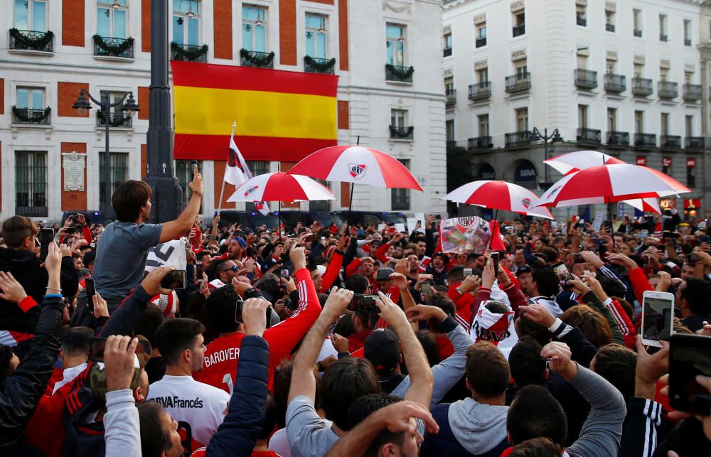 Las aficiones de River y Boca llenan Madrid