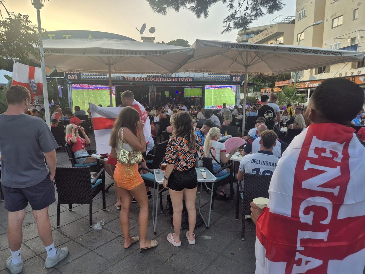 Aficionados ingleses se han concentrado en la zona de Magaluf (Calvià) para disfrutar del encuentro Argentina-Inglaterra.