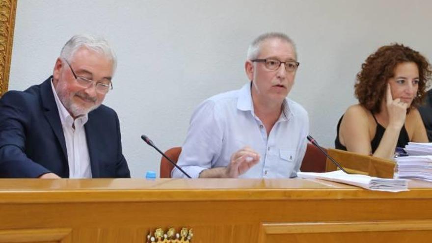 Imagen del debate en el pleno del Ayuntamiento con el concejal de Hacienda, José Hurtado.