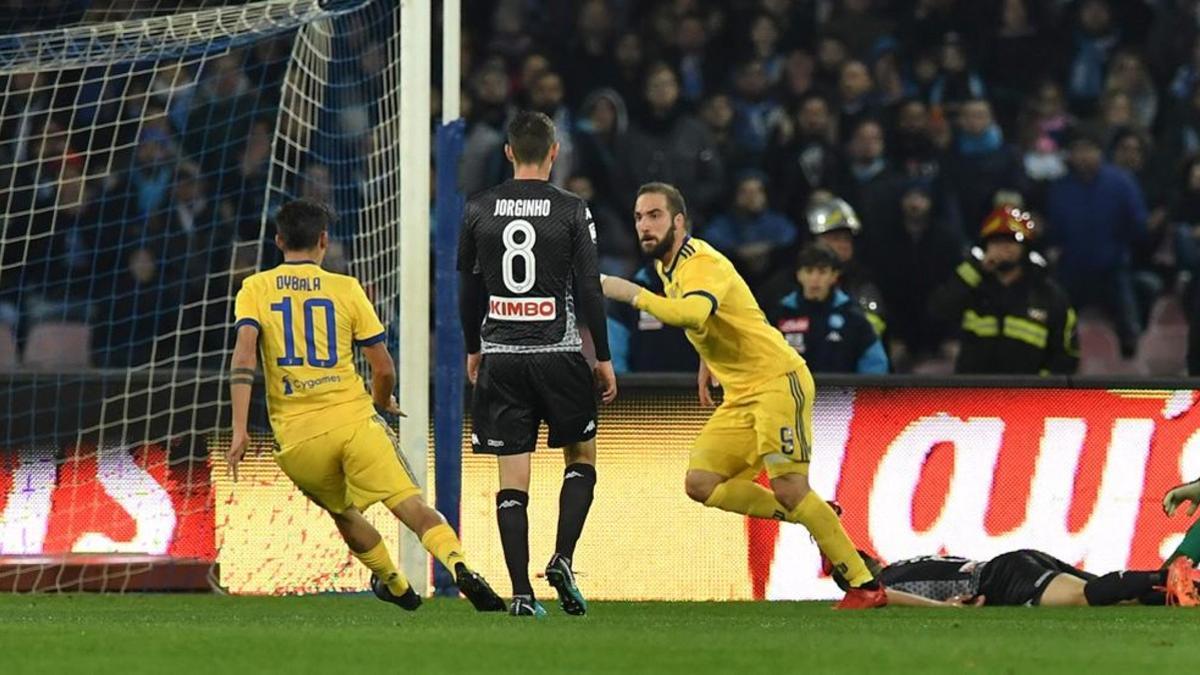 Higuaín celebra el 0-1 en San Paolo