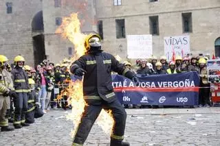Un bombero se prende fuego en la plaza do Obradoiro durante la protesta de los comarcales