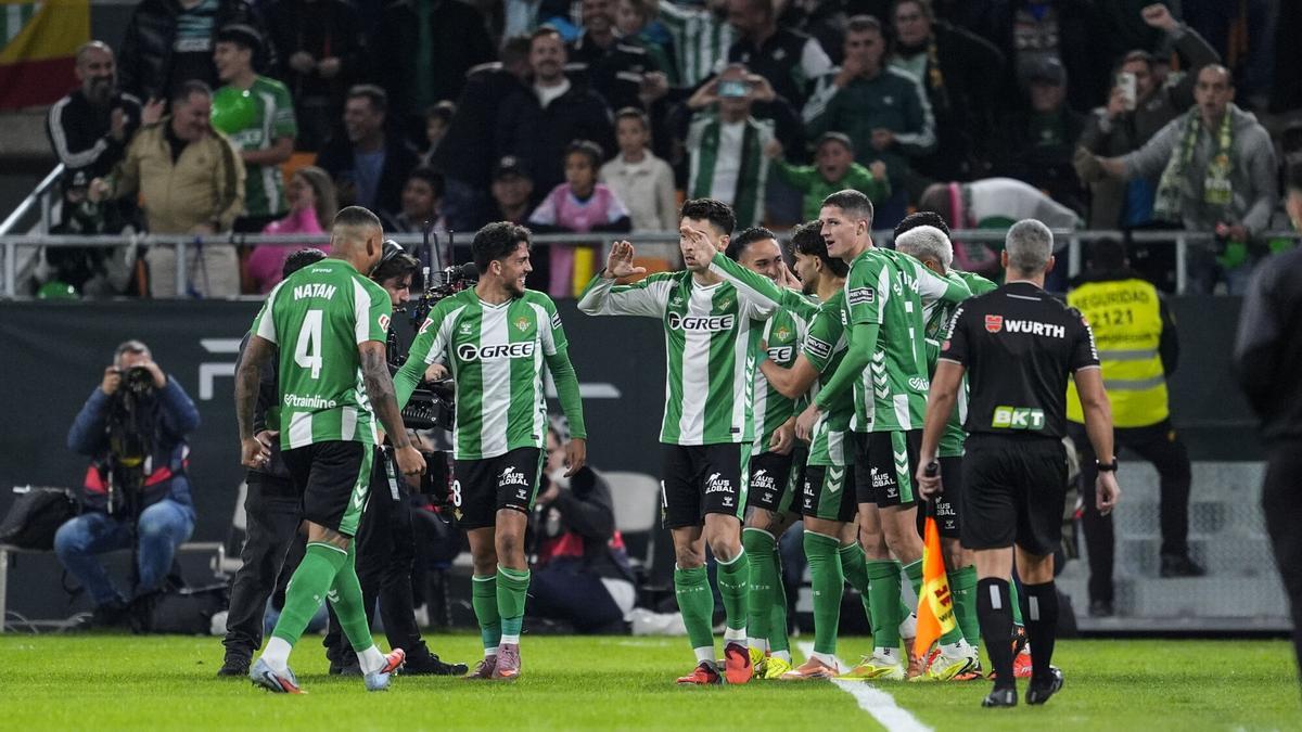 Los jugadores del Betis celebrando un gol en el duelo de liga ante el FC Barcelona.