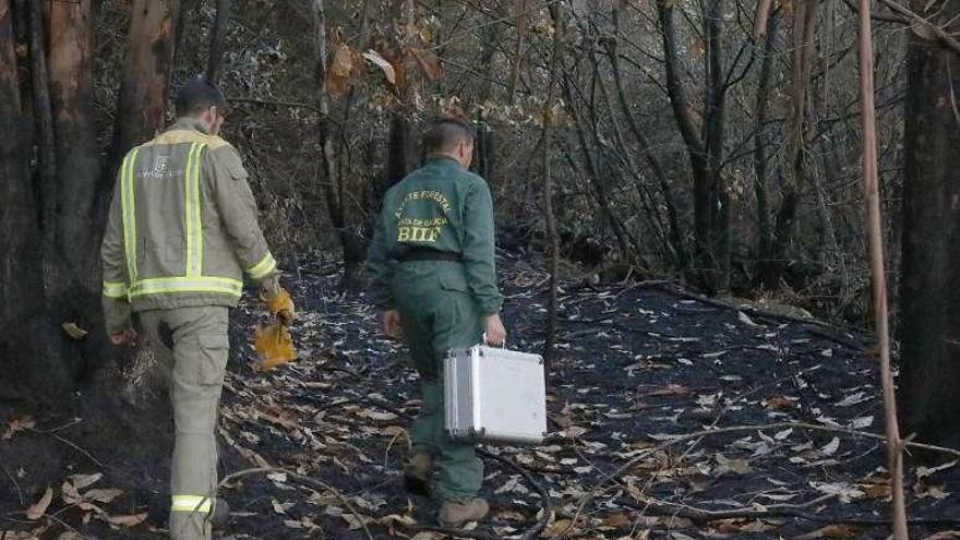 Agentes forestales en la investigación de un fuego. // X. A.