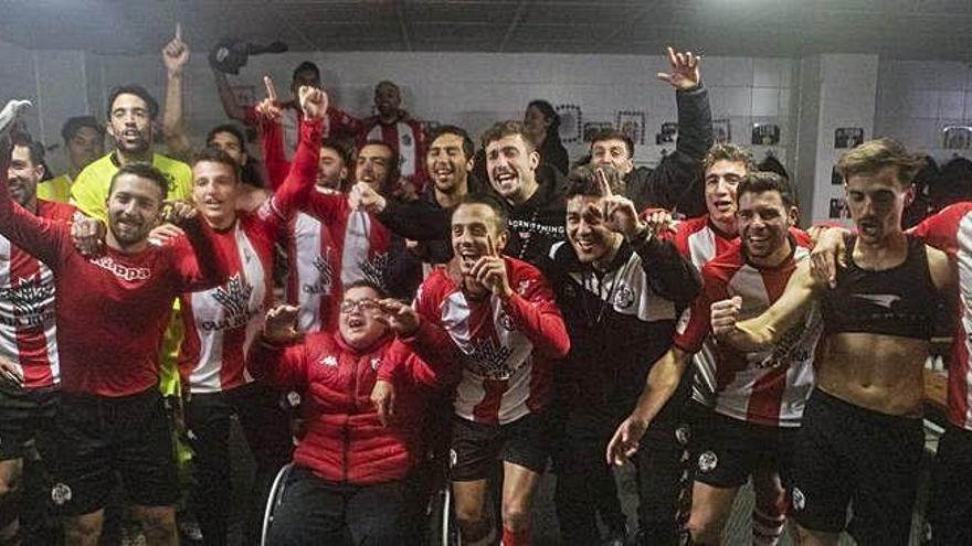 Los jugadores celebran en el vestuario su pase a la siguiente ronda de la Copa del Rey.