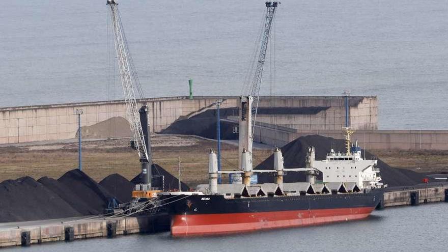 El &quot;Melina&quot;, ayer, en el muelle norte de El Musel.