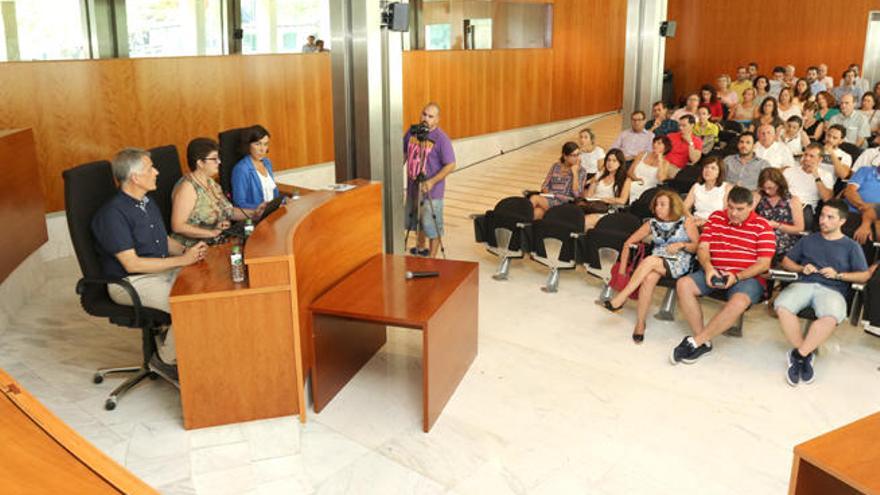 Casi un centenar de personas llenaron ayer las butacas de la sala de plenos del Consell para conocer más información sobre el impuesto turístico