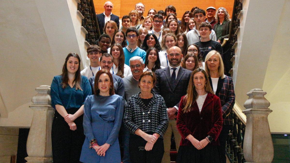 EN IMÁGENES: El Ayuntamiento de Gijón celebra el Día de Europa con la invitación a los colegios embajadores: "Es importante conocer las medidas que toman sobre los jóvenes"