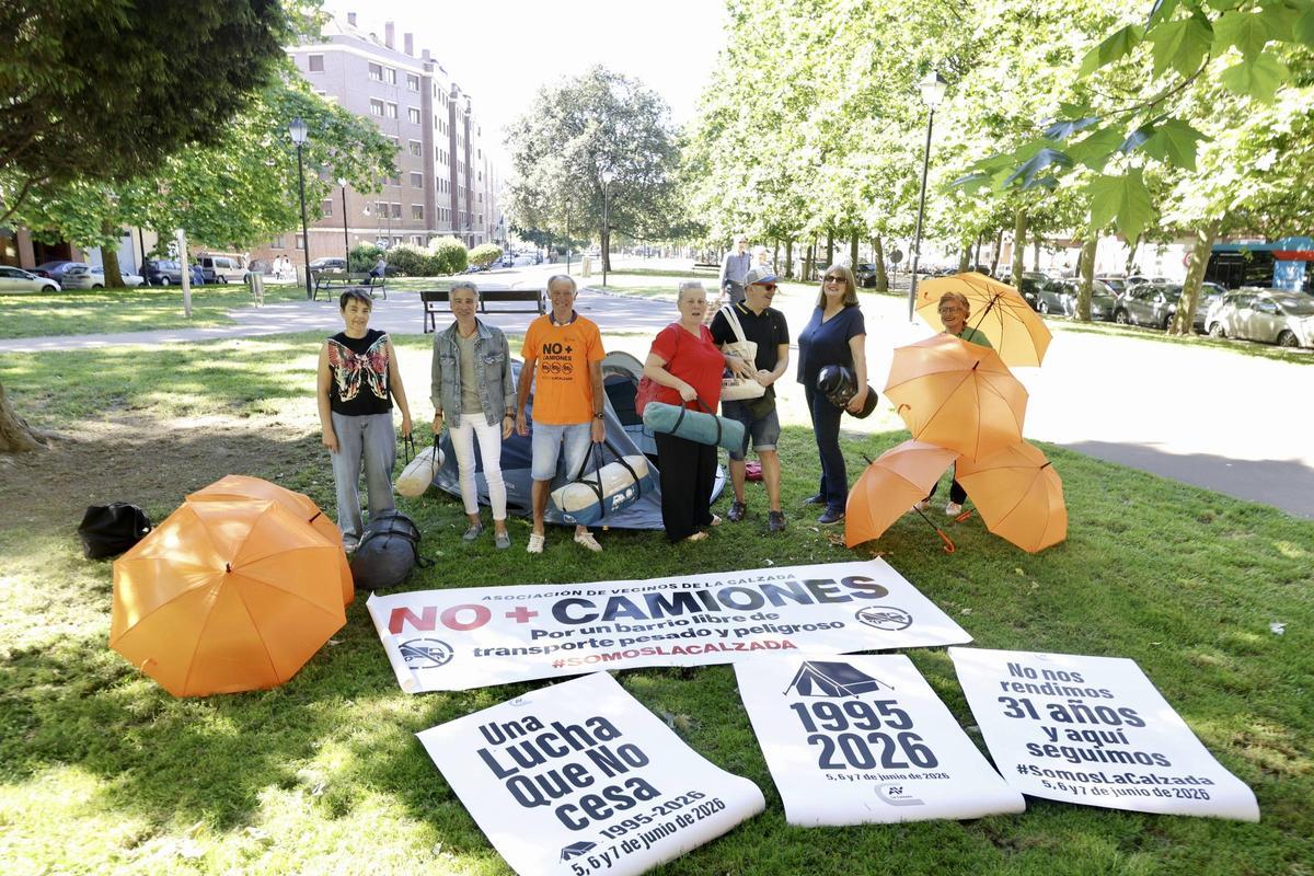 Los preparativos para la gran acampada de los vecinos de La Calzada, en imágenes Los preparativos para la gran acampada de los vecinos de La Calzada, en imágenes
