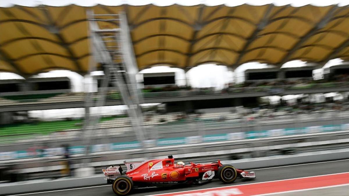 Vettel, al frente de la tabla de tiempos en Sepang
