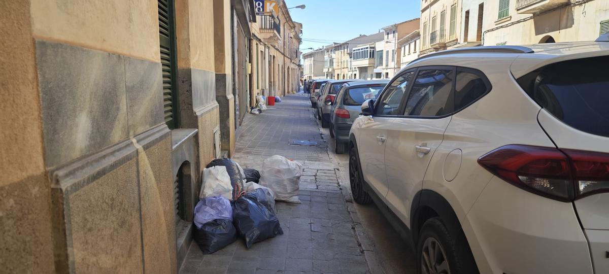 FOTOS | Las bolsas de basuras se acumulan en las calles de Llucmajor