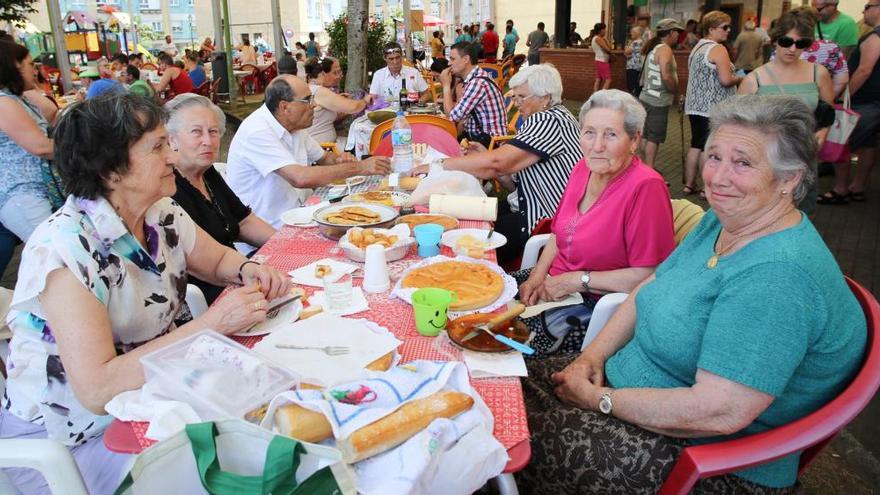 Asistentes a la última edición de la comida en la calle de Cancienes