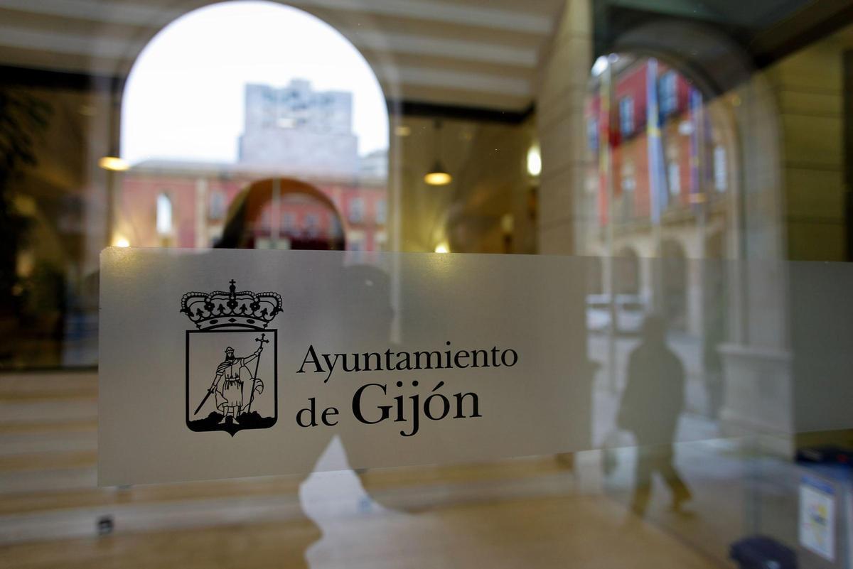 Una de las puertas de acceso a dependencias municipales desde la plaza Mayor.