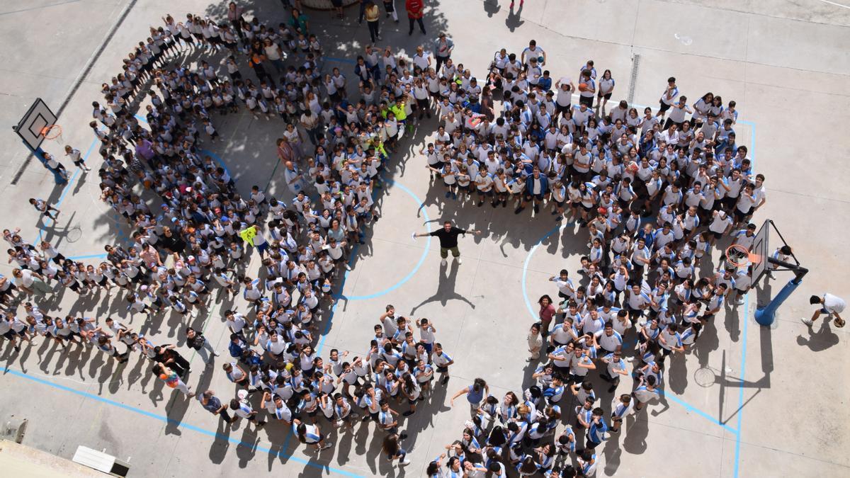 Samu Castillejo posa con los alumnos del Colegio San Manuel