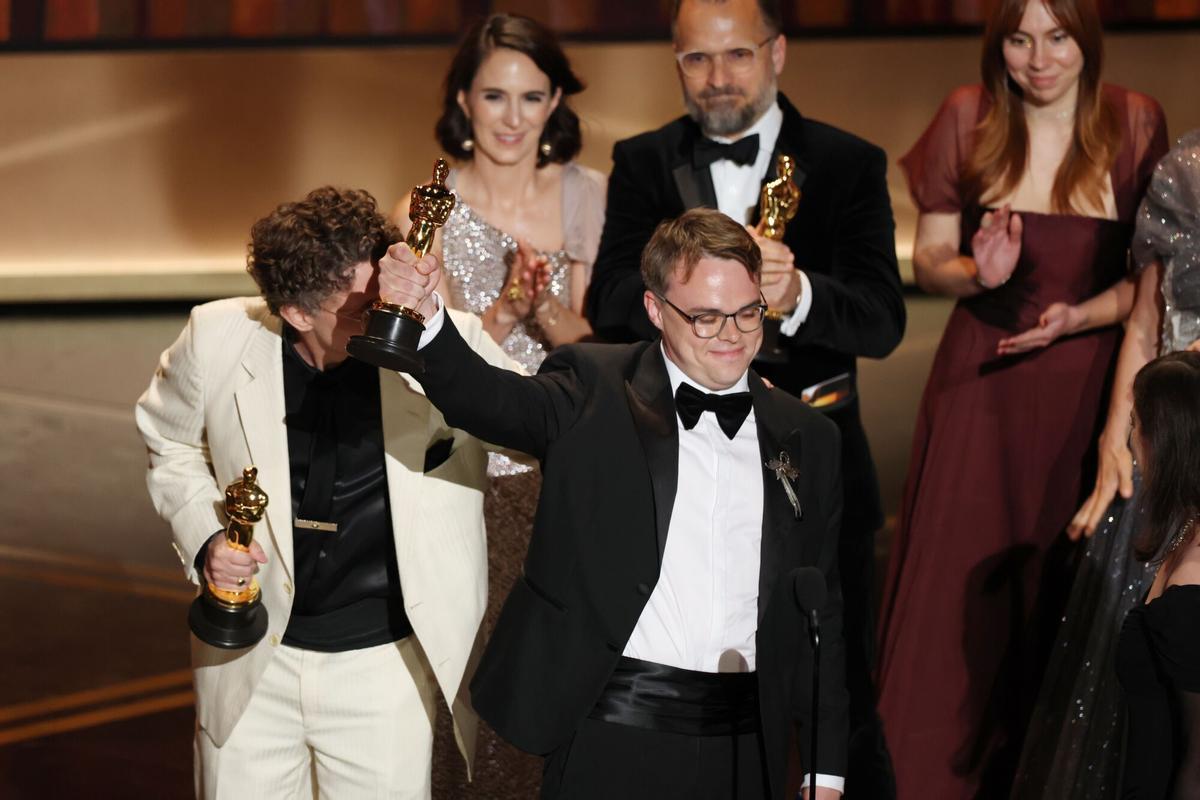 David Borenstein, Pavel Talankin y Alzbeta Karaskova, durante la gala de los premios Oscar.