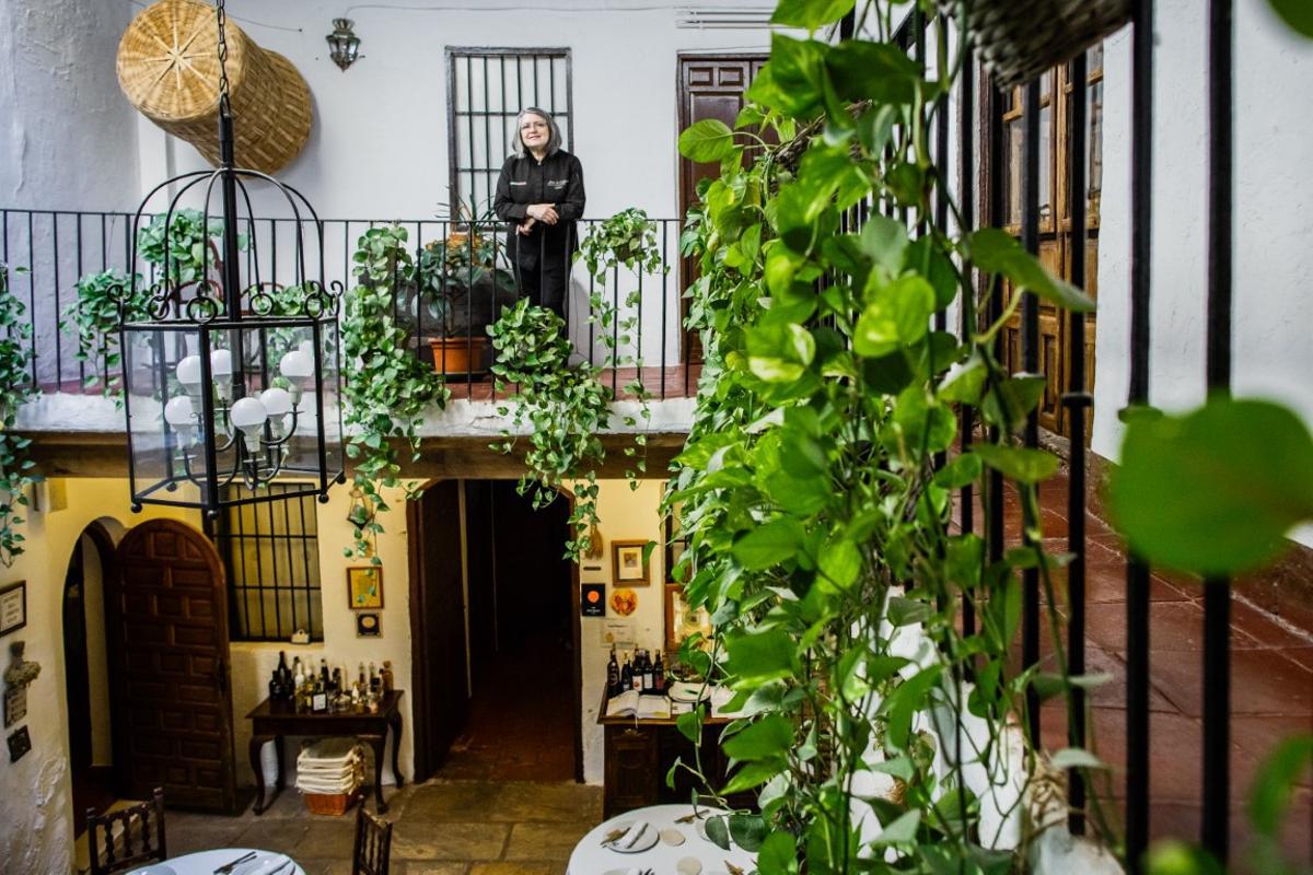 La cocinera antequerana Charo Carmona, en el patio de Arte de Cozina.