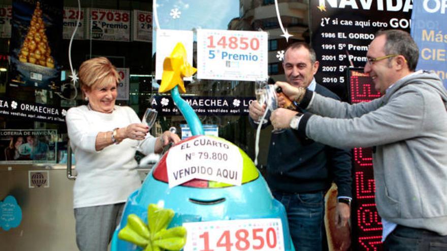 Los loteros de la administración de Ormaetxea, en Bilbao, celebran el quinto (14.850) y cuarto premio (79.800) repartido en la capital vizcaína.