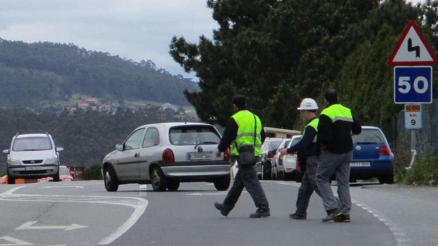 Peatones cruzan la avenida Finisterre de Arteixo fuera de un paso de cebra.