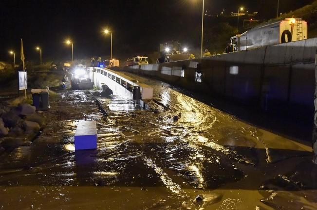 Se rompe una tubería de suministro de agua ...