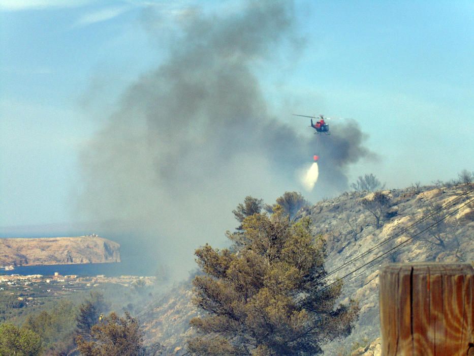 Los bomberos tratan de sofocar el fuego