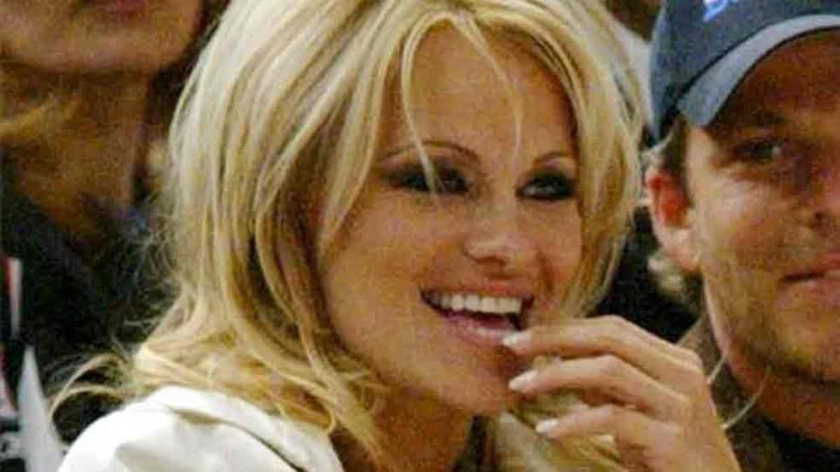 Pamela Anderson mantiene una relación sentimental con Adil Rami