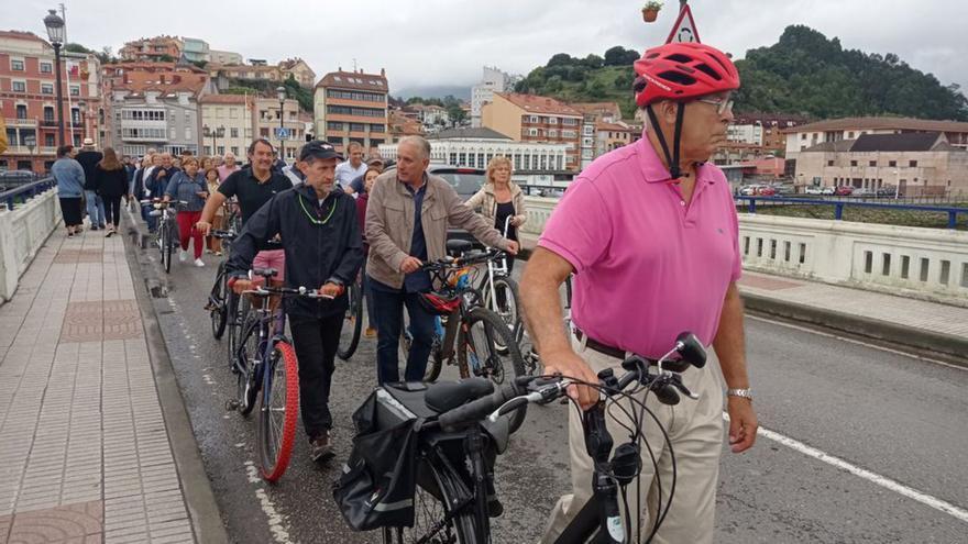 Vecinos y veraneantes reclaman un carril bici en el puente de Ribadesella