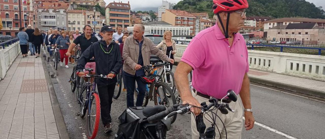 La concentración en favor del carril bici, en Ribadesella. | J. Q.