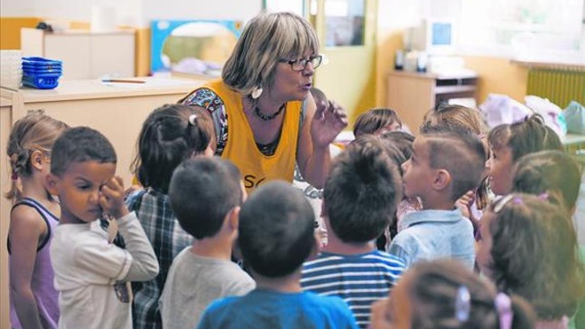 Una profesora de primaria, con sus alumnos en un colegio de Montcada i Reixach.