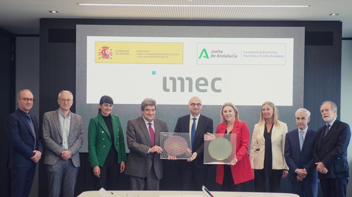 El ministro José Luis Escrivá y la consejera Carolina España, con el presidente y director ejecutivo del IMEC, Luc Van den hove.