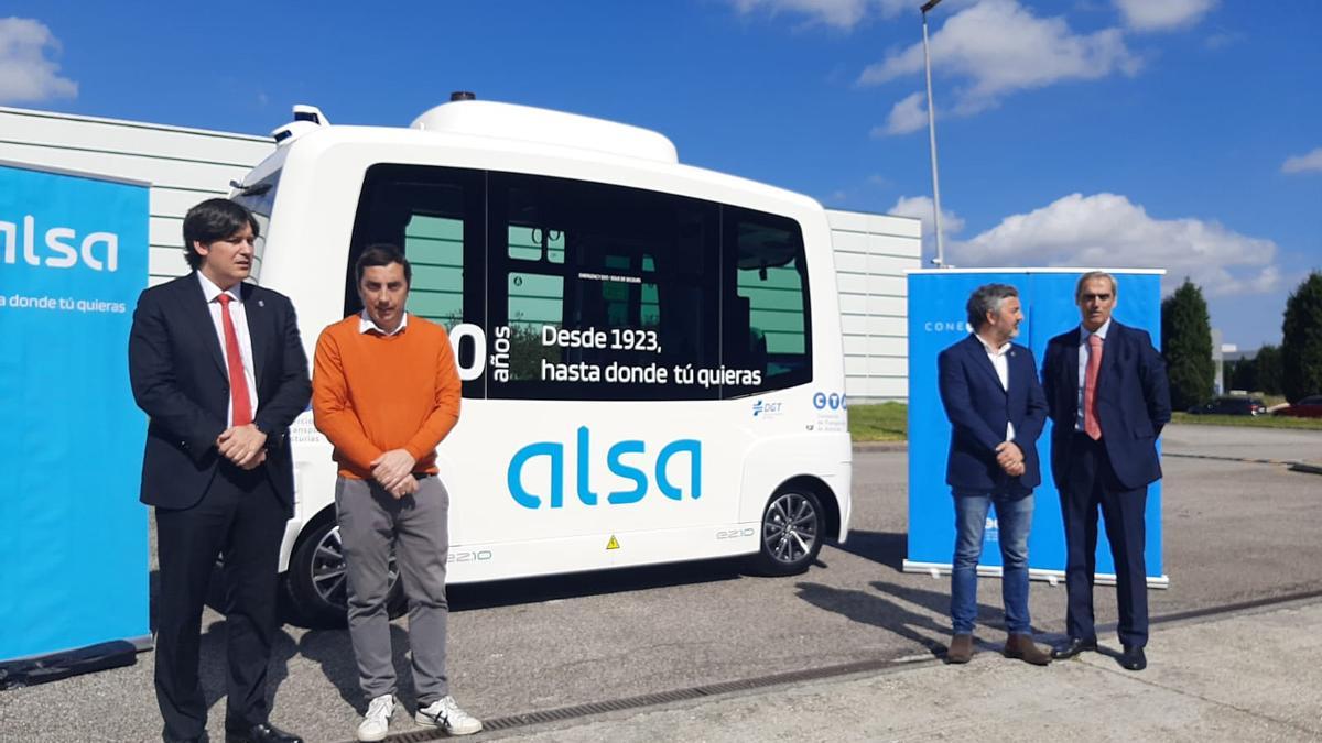 Borja Sánchez, Gerardo Sanz, Alejandro Calvo y Jacobo Cosmen, ante el nuevo autobús