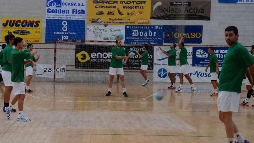 Un entrenamiento del Frigoríficos en el pabellón de O Gatañal.