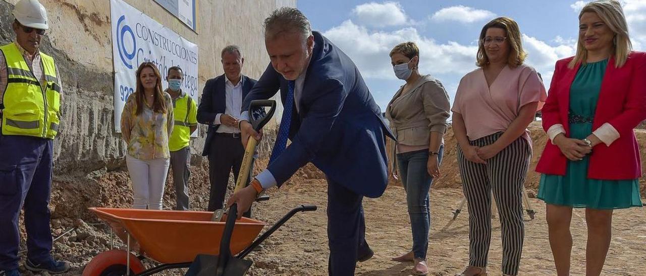 El presidente canario, Ángel Víctor Torres, el pasado mayo, en la primera piedra del Plan de Vivienda en Ingenio.