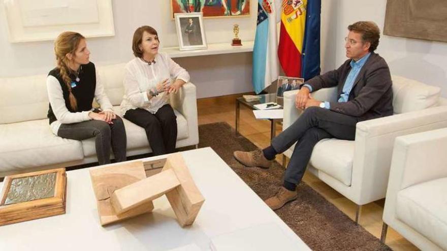 Mitzy Capriles (centro), ayer, en la reunión con Núñez Feijóo.