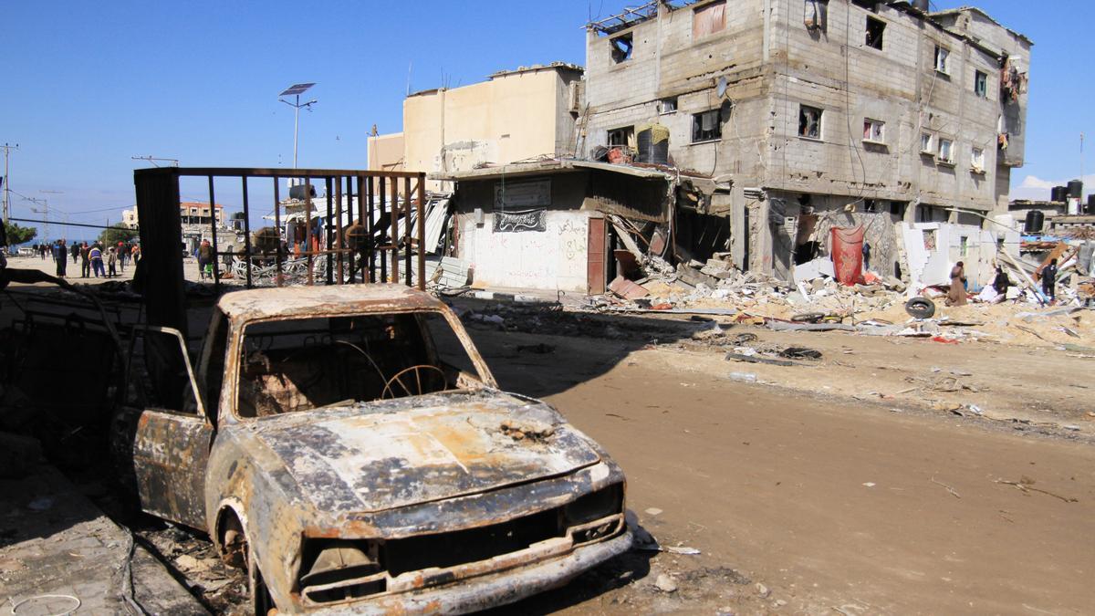 Calles y edificios destruidos en la ciudad de Jan Yunis, en el sur de la Franja de Gaza