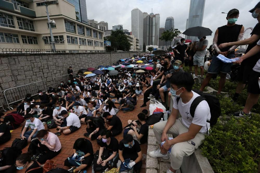 Miles de manifestantes paralizan Hong Kong