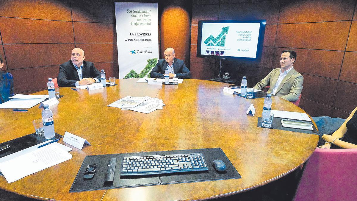 De izquierda a derecha Isabel Schmunkamp, Rafael Herrera, Andrés Guerra, Adrián Santana y Angélica Santana en la mesa de expertos sobre sostenibilidad empresarial.