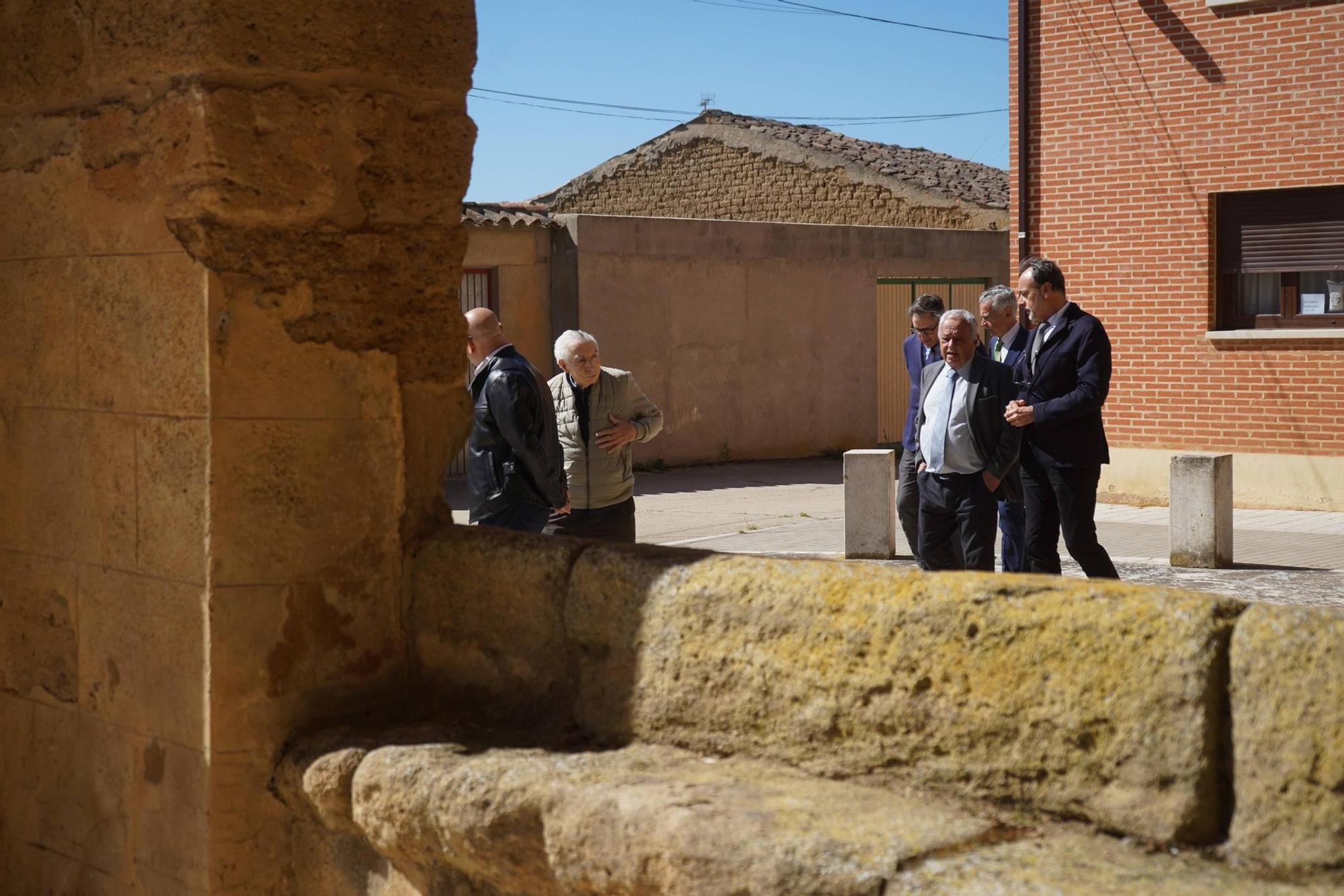 GALERÍA | La torre de la iglesia de Castroverde de Campos vuelve a brillar