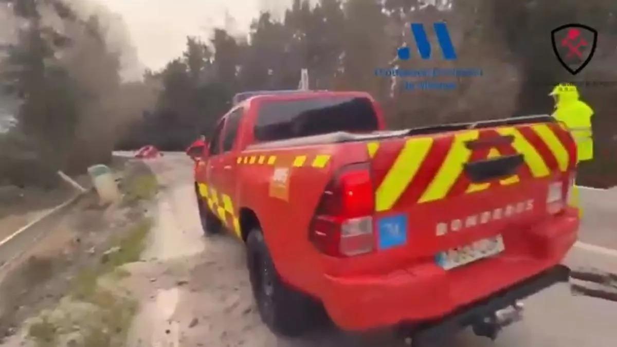 Vehículos del Consorcio de Bomberos apoyados por maquinaria y equipos de conservación de la Junta han retirado elementos que se encontraban en la vía de la zona rural de Los Pinares para habilitarla para acceder a El Secadero, que permanecía incomunicado