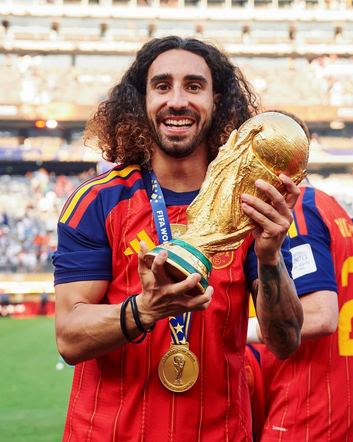 Cucurella con la copa del Mundial
